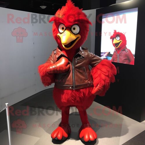 Personnage De Costume De Mascotte Redbrokoly De Poulet Rouge Habillé D'une Veste En Cuir Et De Coussinets Pour Les Pieds
