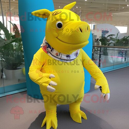 Personnage De Costume De Mascotte Redbrokoly De Rhinocéros Jaune Citron Habillé Avec Un Maillot De Bain Et Des Clips D'écharpe
