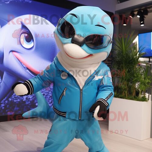 Personnage De Costume De Mascotte Redbrokoly De Dauphin Bleu Ciel Habillé D'une Veste De Moto Et D'enveloppes