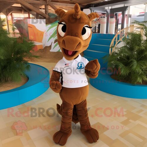 Personnage De Costume De Mascotte Redbrokoly D'hippocampe Marron Habillé D'un Polo Et De Bracelets De Cheville