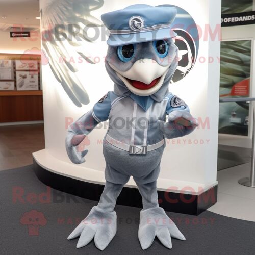 Costume De Mascotte Redbrokoly Silver Hawk Habillé D'un Jegging Et D'une Casquette