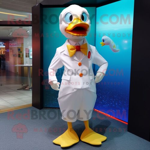 Mascotte Redbrokoly De Personnage De Canard Blanc Habillé D'un Maillot De Bain Et D'une Pochette
