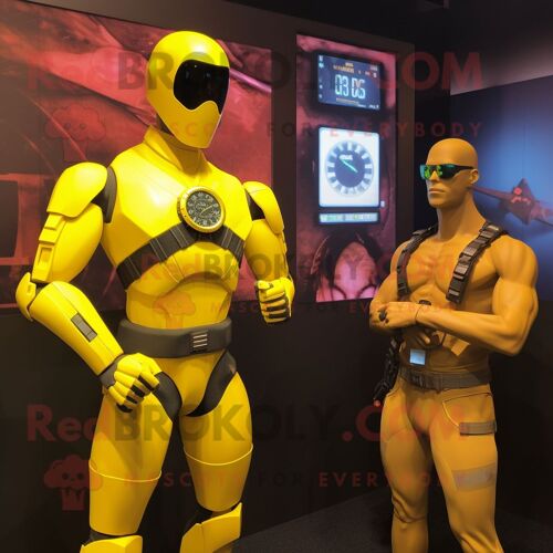 Mascotte Redbrokoly De Personnage Gi Joe Jaune Habillé D'un Bikini Et De Montres Digitales