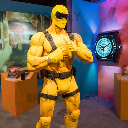 Mascotte Redbrokoly De Personnage Gi Joe Jaune Habillé D'un Bikini Et De Montres Digitales