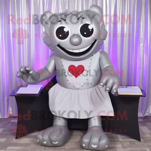 Mascotte Redbrokoly De Personnage De Lettre D'amour Argentée Habillée D'un Débardeur Et De Coussinets Pour Les Pieds