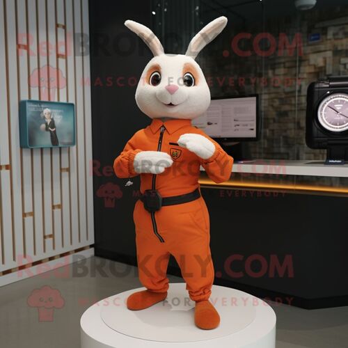 Personnage De Costume De Mascotte Redbrokoly De Lapin Orange Habillé D'une Robe Fourreau Et De Montres Connectées