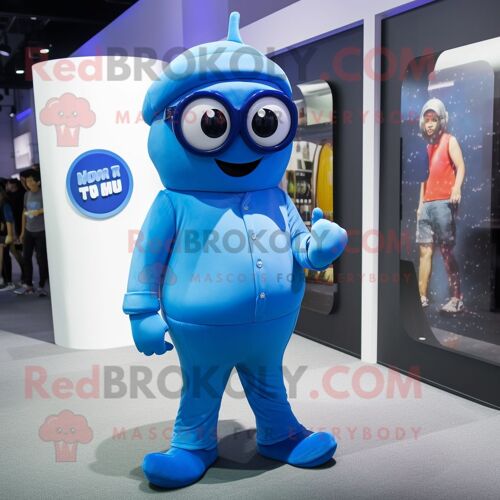 Mascotte Redbrokoly De L'alliance Bleue Habillée D'un Jean Skinny Et De Lunettes