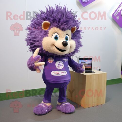 Personnage De Costume De Mascotte Redbrokoly De Hérisson Violet Habillé D'un T-Shirt Et De Bracelets De Cheville