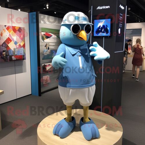 Personnage De Costume De Mascotte Redbrokoly Pigeon Bleu Ciel Habillé D'un Short De Bain Et De Broches