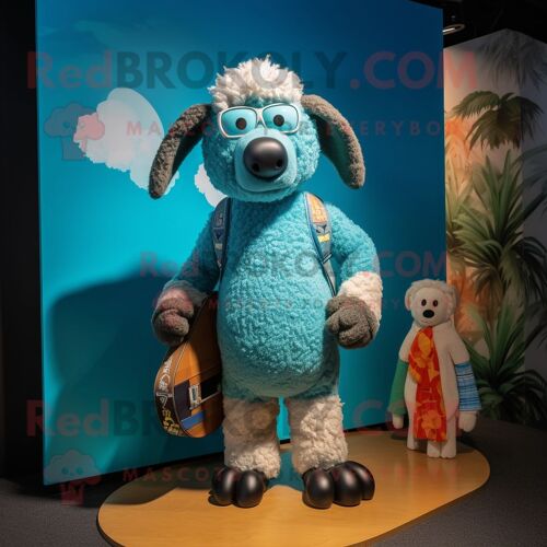 Personnage De Costume De Mascotte Redbrokoly De Mouton Turquoise Habillé D'un Short De Bain Et De Colliers