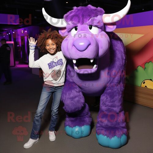 Mascotte Redbrokoly De Personnage De Buffle Violet Habillé D'un Jean Mom Et De Bandeaux
