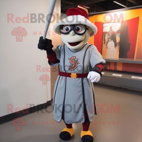 Personnage De Costume De Mascotte Redbrokoly Garde Suisse Gris Habillé Avec Un Tee-Shirt De Baseball Et Des Lunettes De Lecture