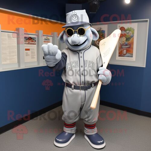 Personnage De Costume De Mascotte Redbrokoly Garde Suisse Gris Habillé Avec Un Tee-Shirt De Baseball Et Des Lunettes De Lecture