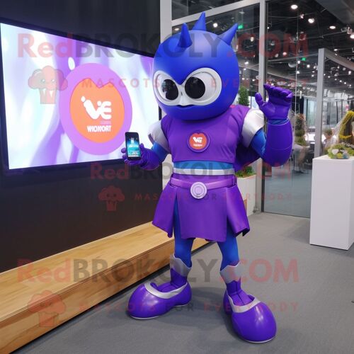 Personnage De Costume De Mascotte Redbrokoly De Super-Héros Violet Habillé D'une Jupe Et De Montres Connectées