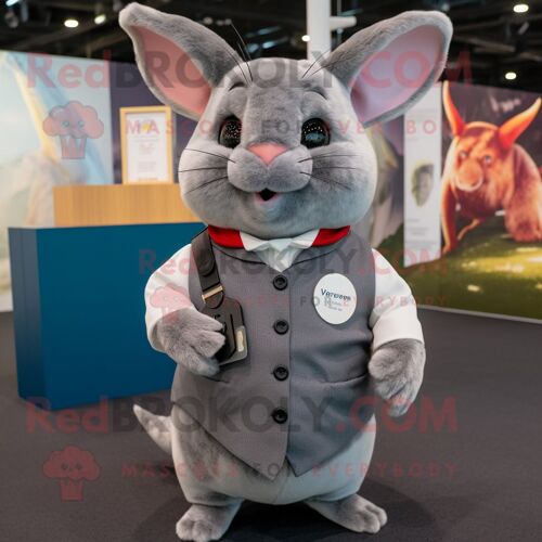 Mascotte Redbrokoly De Personnage De Chinchilla Gris Habillé D'une Mini Robe Et D'épingles À Cravate