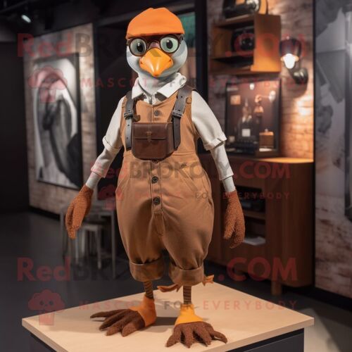 Personnage De Costume De Mascotte Redbrokoly Rust Pigeon Habillé D'un Jogging Et De Bretelles