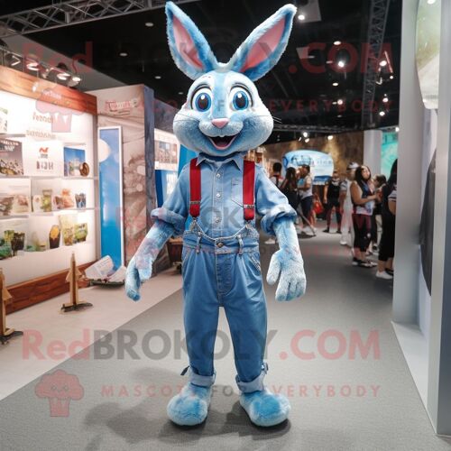 Personnage De Costume De Mascotte Redbrokoly De Lapin Sauvage Bleu Habillé D'un Jean Skinny Et De Bretelles