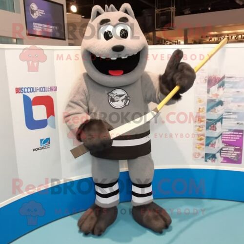 Personnage De Costume De Mascotte Redbrokoly De Bâton De Hockey Sur Glace Gris Habillé D'une Combinaison Et De Coussinets Pour Les Pieds