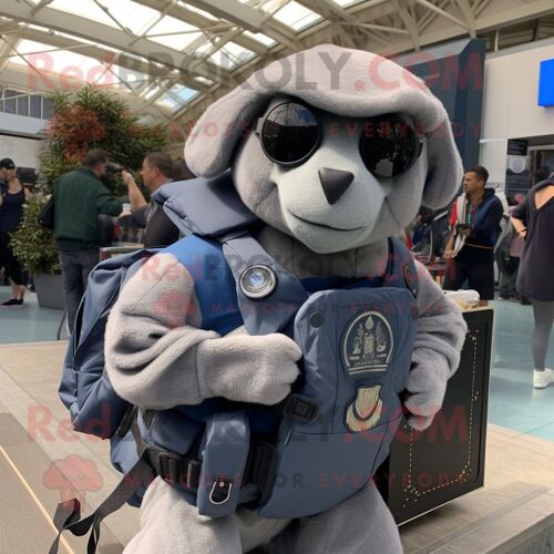 Personnage De Costume De Mascotte Redbrokoly Silver Navy Seal Habillé D'un Pull Et De Sacs Messenger