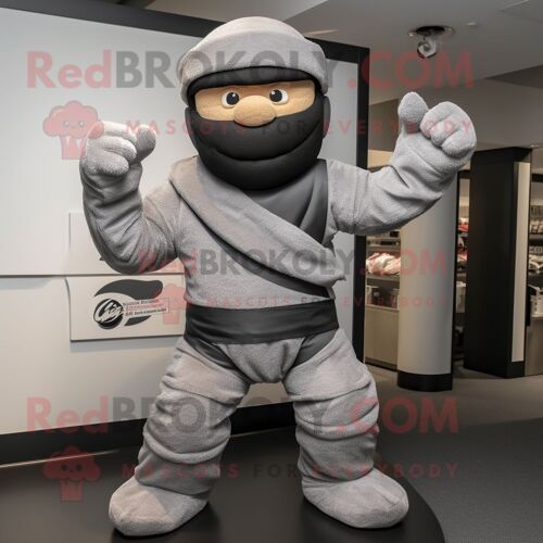 Personnage De Costume De Mascotte Redbrokoly Ninja Gris Habillé Avec Un T-Shirt Henley Et Des Bérets