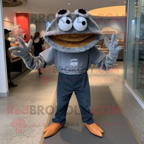 Personnage De Costume De Mascotte Redbrokoly De Gâteaux De Crabe Gris Habillé Avec Un Jean Skinny Et Des Ceintures De Smoking