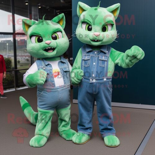 Mascotte Redbrokoly De Personnage De Chat Vert Habillé D'un Jean Mom Et De Pochettes