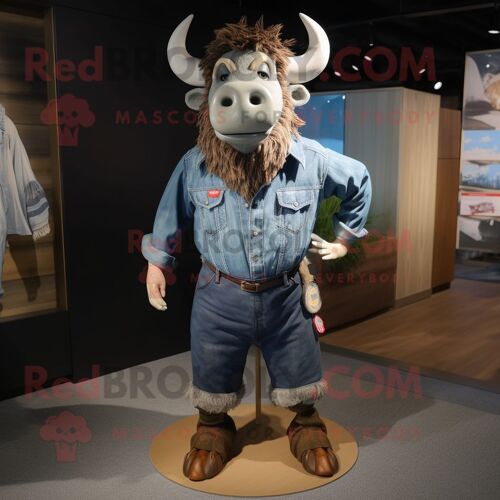 Personnage De Costume De Mascotte Redbrokoly Buffalo Habillé D'une Chemise En Jean Et De Lacets De Chaussures
