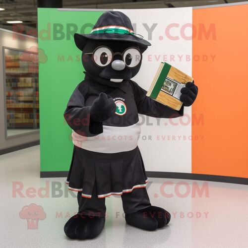 Personnage De Costume De Mascotte Redbrokoly De Drapeau Irlandais Noir Habillé Avec Un T-Shirt De Baseball Et Des Lunettes De Lecture