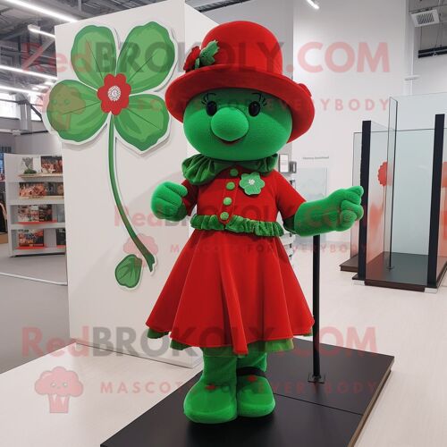Personnage De Costume De Mascotte Redbrokoly De Trèfle À Quatre Feuilles Rouge Habillé D'une Robe Trapèze Et D'écharpes