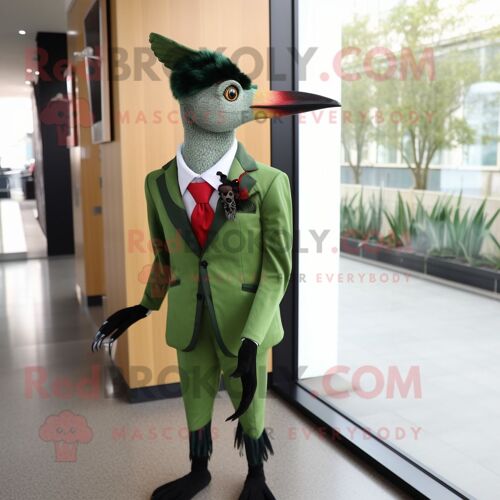 Personnage De Costume De Mascotte Redbrokoly De Pic Vert Forêt Habillé D'une Veste De Costume Et De Broches
