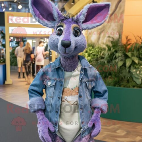 Personnage De Costume De Mascotte Redbrokoly De Kangourou Lavande Habillé Avec Un Jean Boyfriend Et Des Colliers