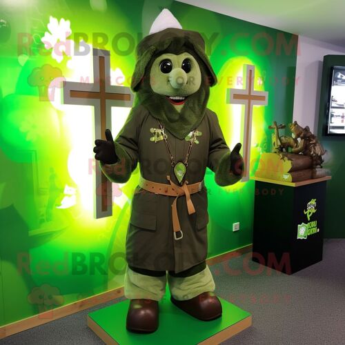 Costume Mascotte Redbrokoly Olive Celtic Cross Habillé D'une Parka Et De Pinces À Chaussures