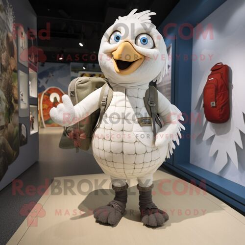 Mascotte Redbrokoly De Personnage De Dinde Blanche Habillée D'un Pantalon Et De Sacs À Dos