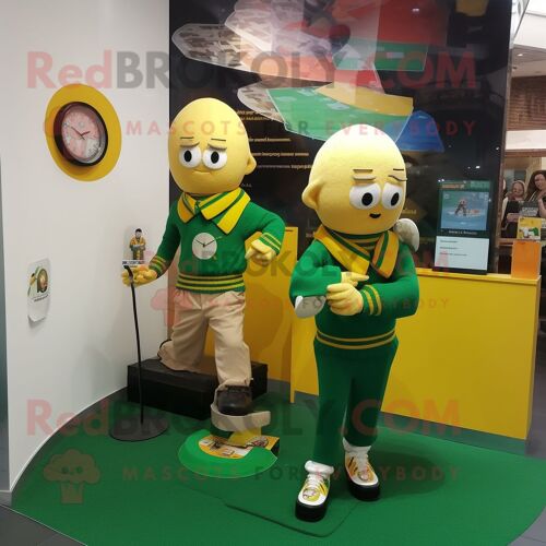 Personnage De Costume De Mascotte Redbrokoly Drapeau Irlandais Jaune Habillé Avec Un Cardigan Et Des Montres Numériques