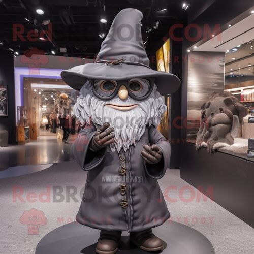 Mascotte Redbrokoly De Chapeau De Sorcière Grise Habillée D'une Veste En Cuir Et De Lunettes