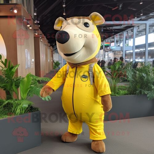 Personnage De Costume De Mascotte Redbrokoly De Tapir Jaune Citron Habillé D'une Salopette Et D'anneaux