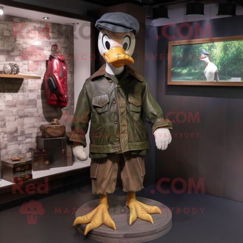 Personnage De Costume De Mascotte Redbrokoly De Canard De Barbarie Olive Habillé D'une Veste En Cuir Et D'épingles À Chapeau