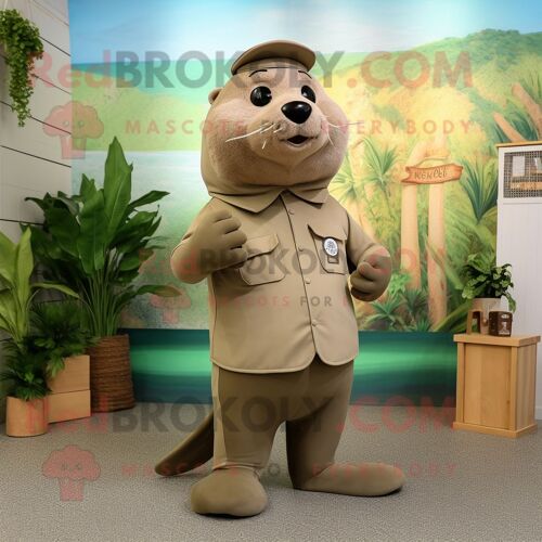 Personnage De Costume De Mascotte Redbrokoly D'olive Sea Lion Habillé D'une Chemise Henley Et De Pinces À Chaussures