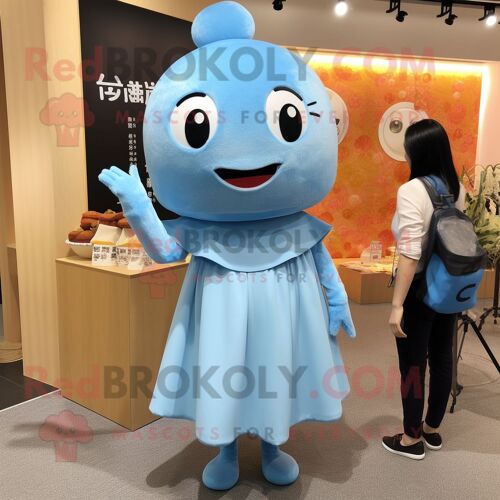 Personnage De Costume De Mascotte Redbrokoly De Soupe Miso Bleu Ciel Habillé D'une Robe Midi Et D'épingles À Cheveux