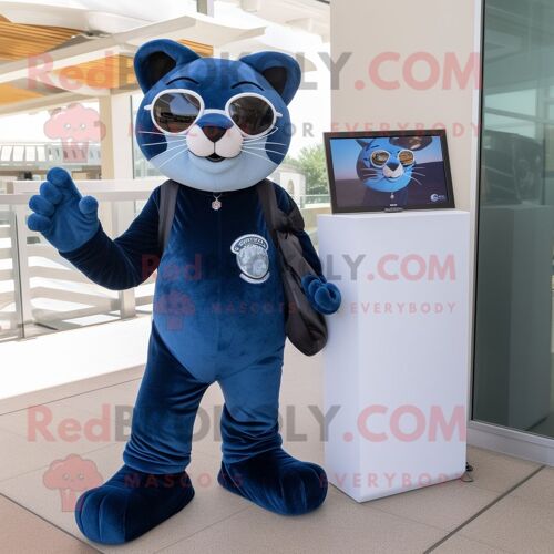 Costume Mascotte Redbrokoly Jaguar Bleu Marine Habillé D'un Jean Boyfriend Et De Lunettes De Soleil