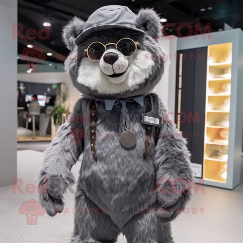 Personnage De Costume De Mascotte Redbrokoly D'ours À Lunettes Gris Habillé D'une Robe Midi Et De Casquettes