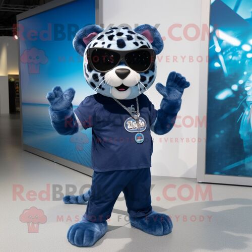 Costume Mascotte Redbrokoly Jaguar Bleu Marine Habillé D'un Jean Boyfriend Et De Lunettes De Soleil