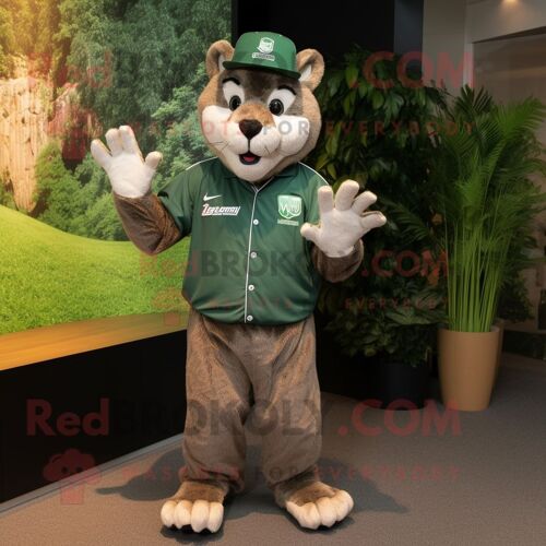 Personnage De Costume De Mascotte Redbrokoly Puma Vert Forêt Habillé D'un T-Shirt Henley Et De Casquettes