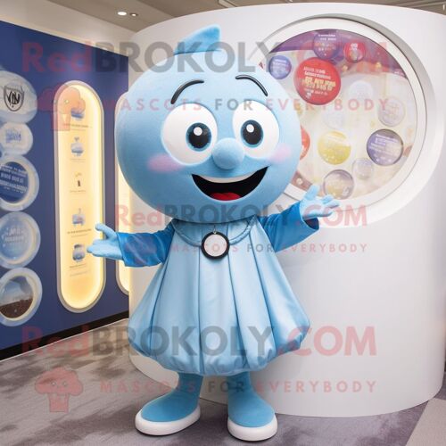 Personnage De Costume De Mascotte Redbrokoly De Pendentif Bleu Ciel Habillé D'un Chemisier Et D'anneaux