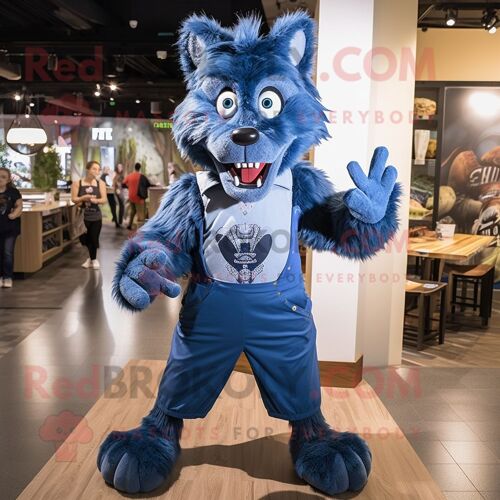 Mascotte Redbrokoly De Personnage De Loup-Garou Bleu Habillé D'un Sweat-Shirt Et De Bretelles