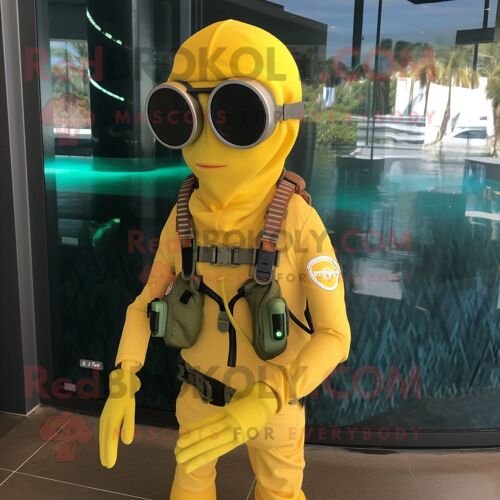 Mascotte Redbrokoly De Personnage Jaune Marine Recon Habillé Avec Un Maillot De Bain Et Des Clips D'écharpe