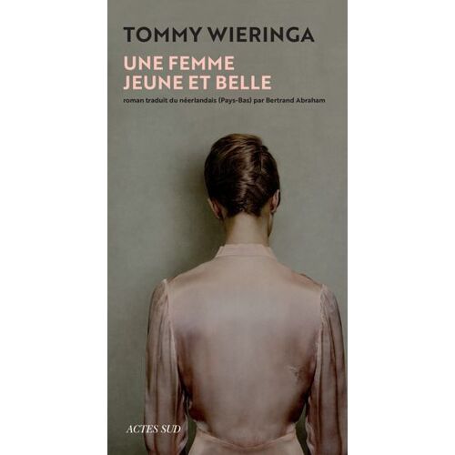 Une Femme Jeune Et Belle