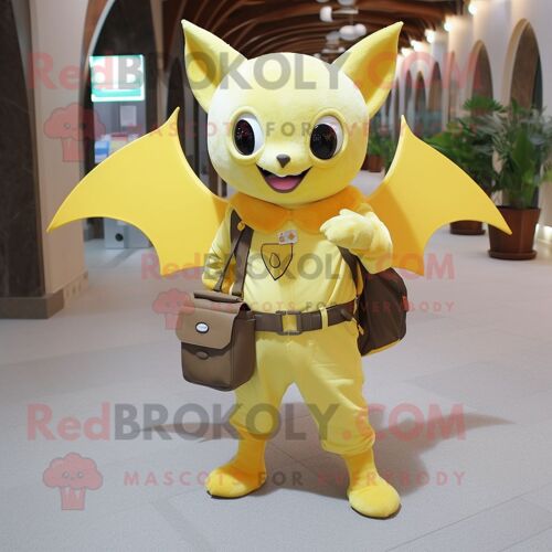 Personnage De Costume De Mascotte Redbrokoly De Chauve-Souris Jaune Citron Habillé D'un Gilet Et De Sacs Messenger