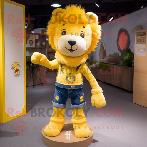 Mascotte Redbrokoly De Personnage De Lion Jaune Habillé D'un Jean Bootcut Et D'épingles À Cheveux