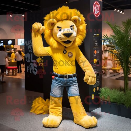 Mascotte Redbrokoly De Personnage De Lion Jaune Habillé D'un Jean Bootcut Et D'épingles À Cheveux